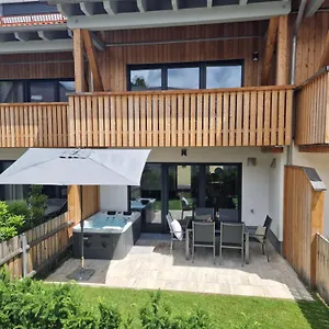 Berger Mit Eigenen Whirlpool Im Garten Garmisch-Partenkirchen